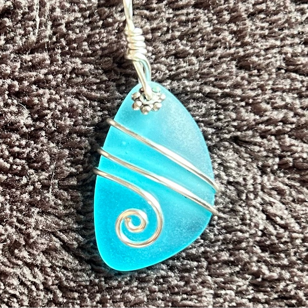 Elegant Silver and Blue Pendant Necklace
